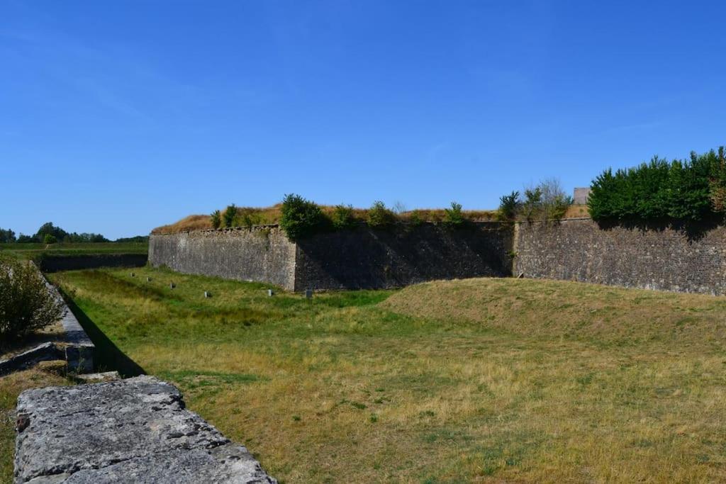 L'Escale Des Remparts Rocroi Exterior foto